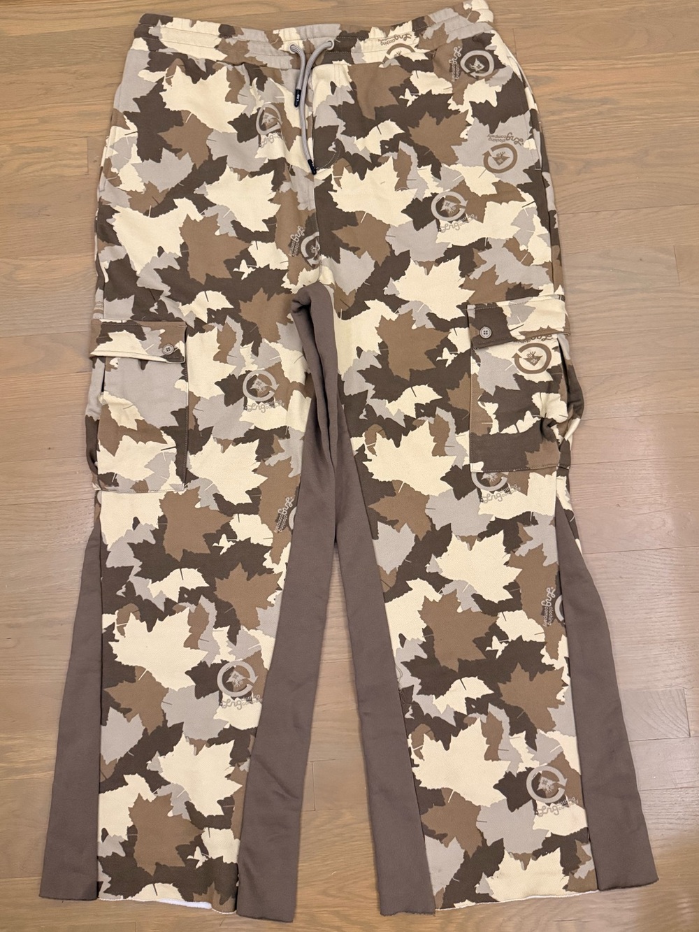 NWT Lrg Men's Cargo Sweatpants in Brown & Cream Camo Leaf Pattern